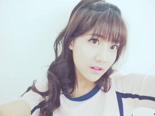 李艺彤 照片,光影交织下的青春偶像